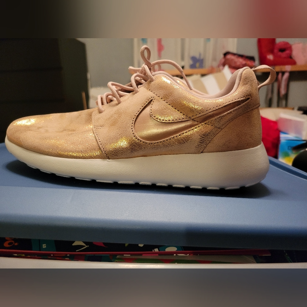Nike Roshe One Womens Running Shoes Pink Suede Glitter Athletic Sneakers 8.5